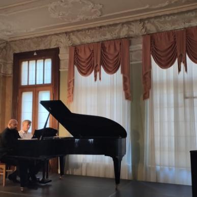 Vasaros festivalį tęsia Johan Randvere (Estija) ir Justo Šerveniko (Lietuva) fortepijoninis duetas
