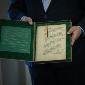 Kvedlinburgo analų faksimilė, žyminti pirmąjį Lietuvos vardo paminėjimą, perduota Šiaulių miestui
