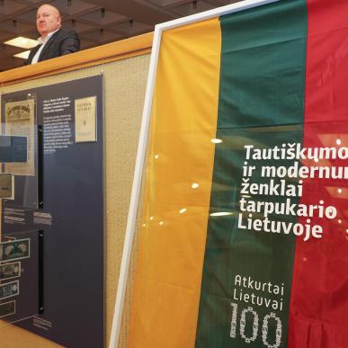 LR Seime eksponuojama Šiaulių „Aušros“ muziejaus paroda „Sveika, Nepriklausomoji! Tautiškumo ir modernumo ženklai tarpukario Lietuvoje“